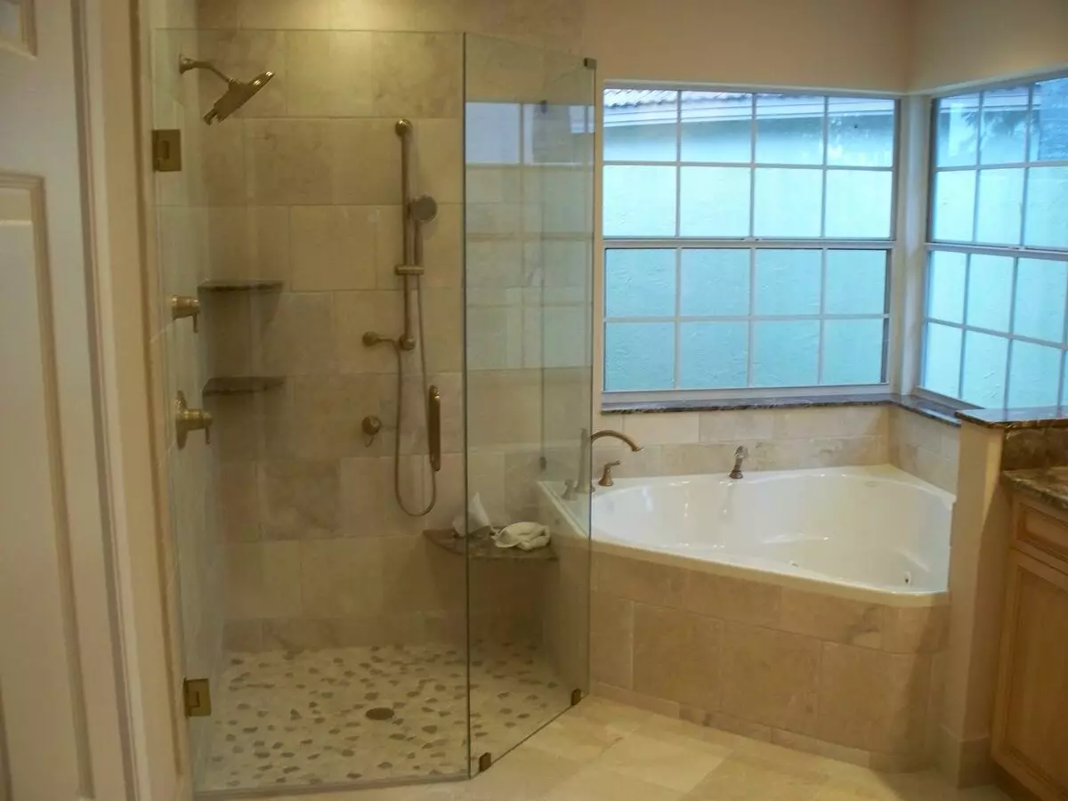 حمام (165 صورة): حوض استحمام ودش في غرفة واحدة. أمثلة جميلة وأنيقة. نختار المنظم. خيارات بيئة العمل، التصميم 10167_25