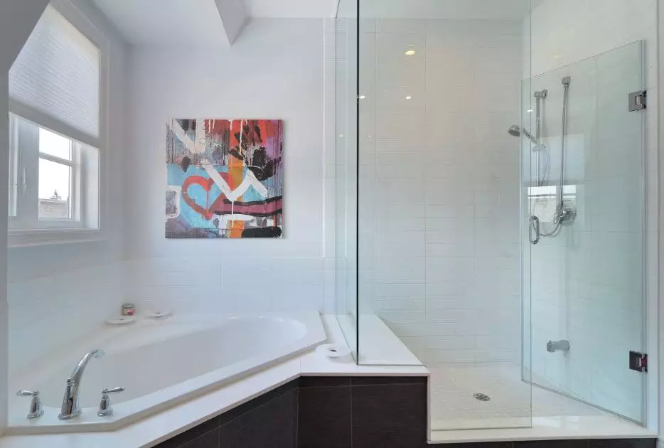حمام (165 صورة): حوض استحمام ودش في غرفة واحدة. أمثلة جميلة وأنيقة. نختار المنظم. خيارات بيئة العمل، التصميم 10167_28