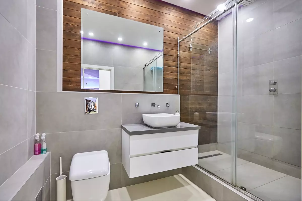 Fürdőszoba (165 fotók): Bath és zuhanyzó egy szobában. Gyönyörű és stílusos példák. A szervezőt választjuk. Ergonómia lehetőségek, tervezés 10167_98