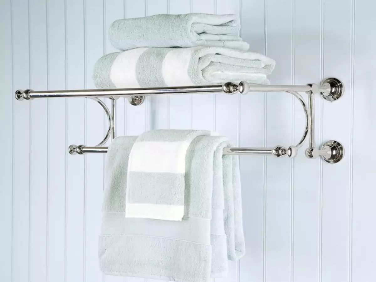 浴室的毛巾架（57张照片）：室外和墙壁，白色，黑色和旋转的内部 10171_14