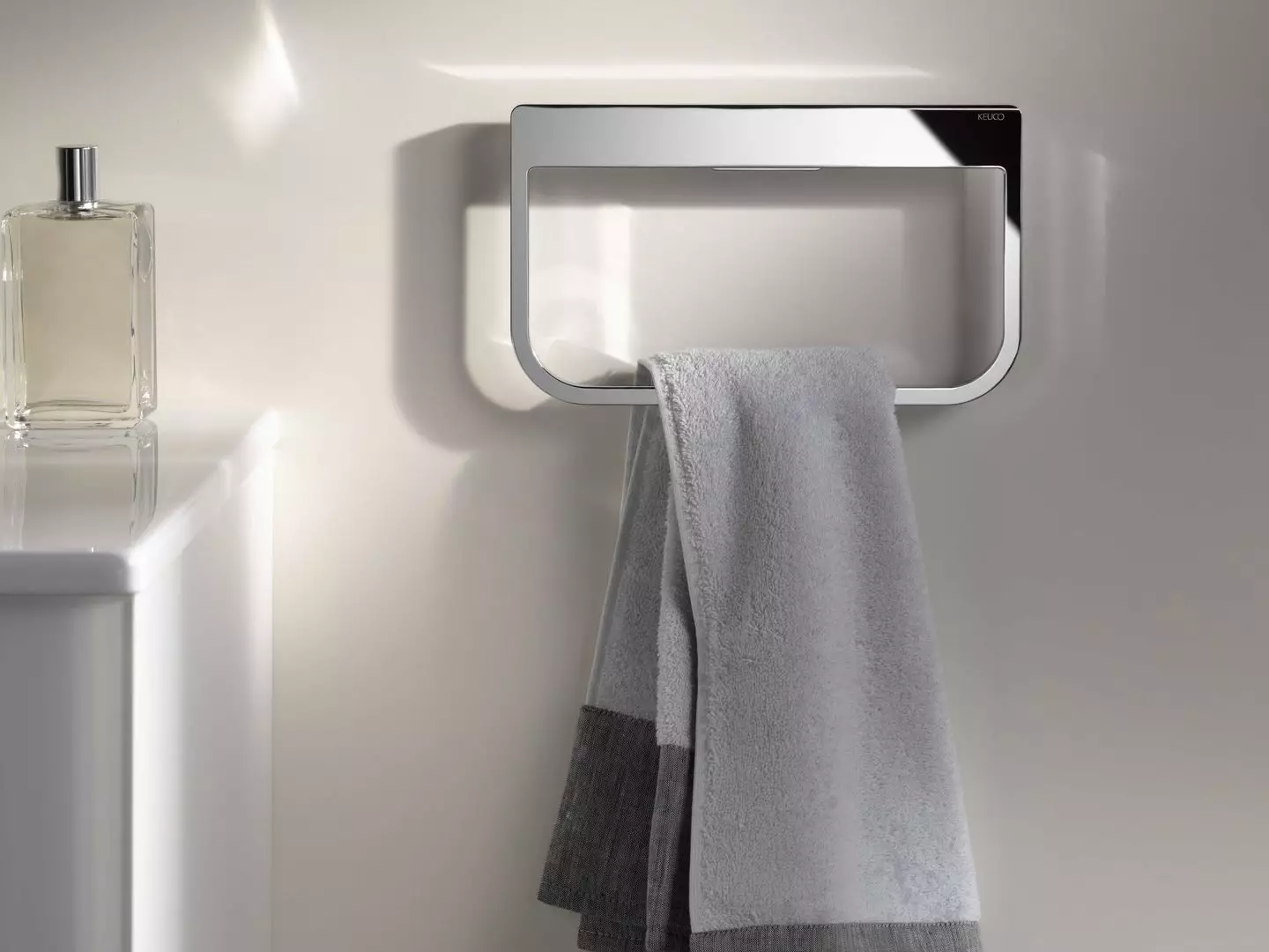 nosioci ručnik za kupaonicu (57 slike): Otvoreni i zid, bijela, crna i okretni u unutrašnjosti 10171_2