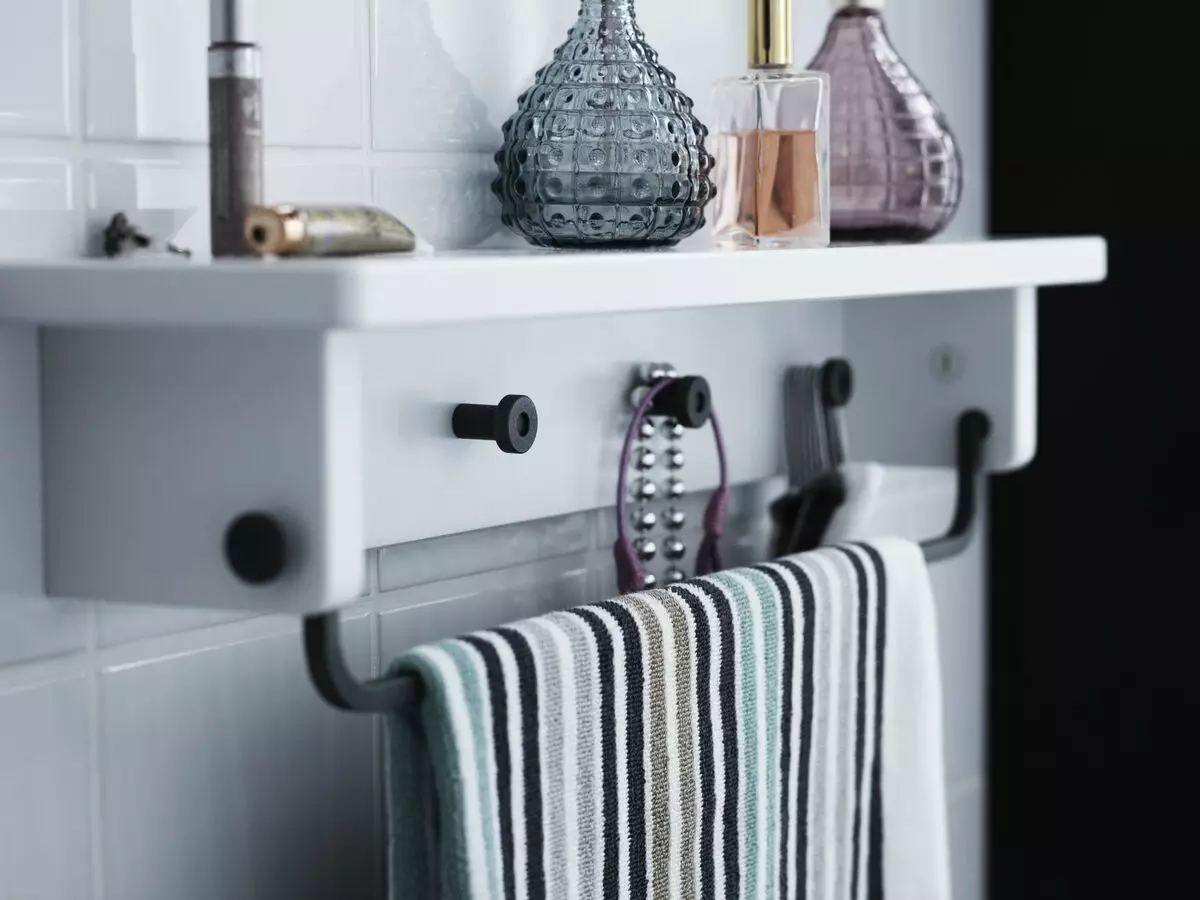 浴室的毛巾架（57张照片）：室外和墙壁，白色，黑色和旋转的内部 10171_48