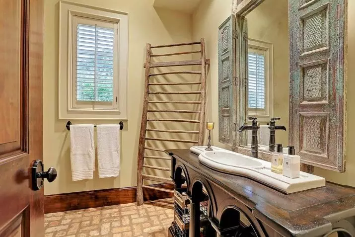 Pyyhekuuroja kylpyhuoneessa (57 valokuvaa): ulkona ja seinä, valkoinen, musta ja kääntö sisustuksessa 10171_57