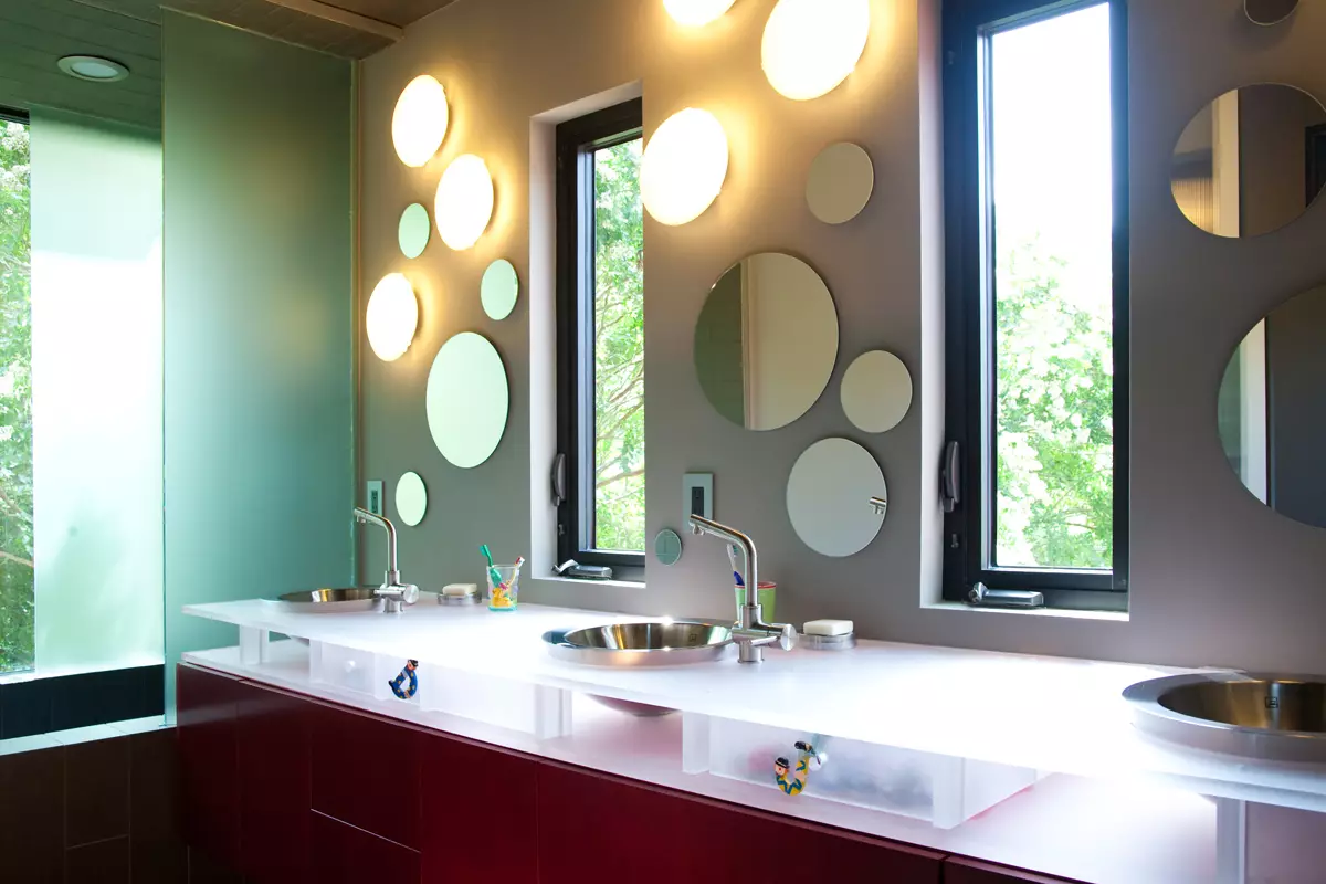 浴室Sconce：我们在墙上的经典和其他风格中选择防水型号 10177_48