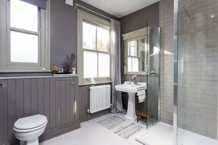 Thiết kế phòng tắm với vòi hoa sen (115 ảnh): Thiết kế một bồn tắm nhỏ với vòi hoa sen, phòng tắm thiết kế nội thất có máy giặt trong một ngôi nhà riêng 10181_102
