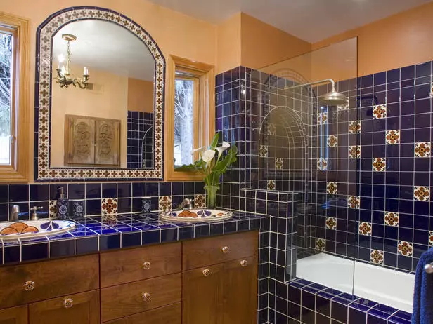 Thiết kế phòng tắm với vòi hoa sen (115 ảnh): Thiết kế một bồn tắm nhỏ với vòi hoa sen, phòng tắm thiết kế nội thất có máy giặt trong một ngôi nhà riêng 10181_103