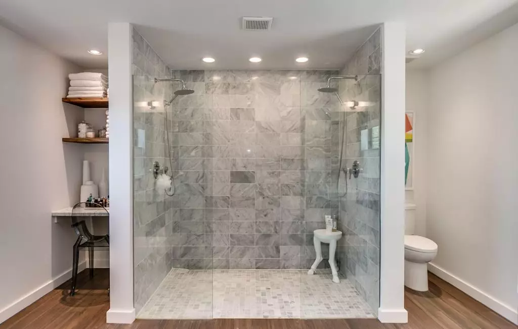 Thiết kế phòng tắm với vòi hoa sen (115 ảnh): Thiết kế một bồn tắm nhỏ với vòi hoa sen, phòng tắm thiết kế nội thất có máy giặt trong một ngôi nhà riêng 10181_28