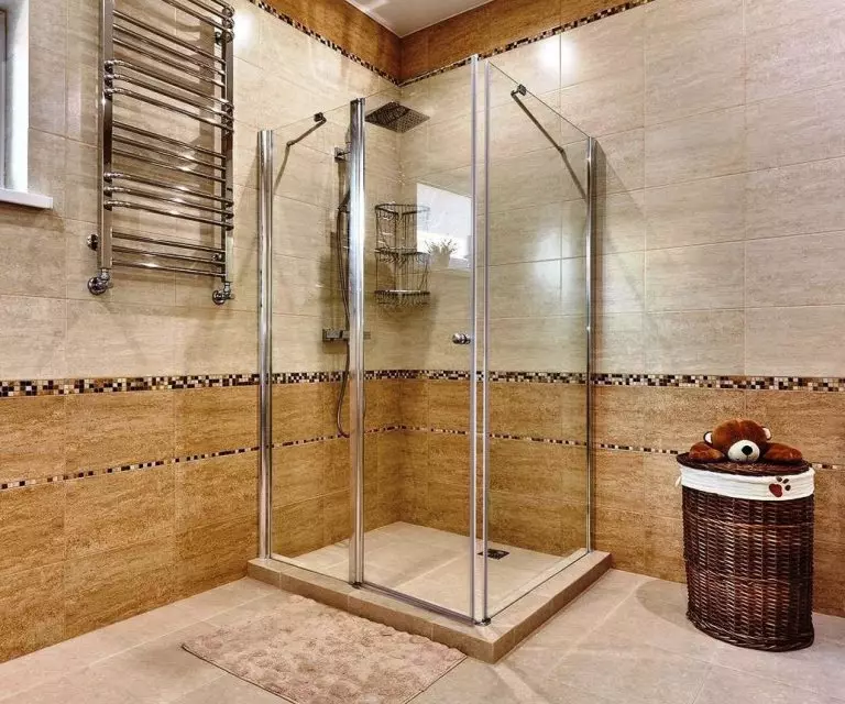 Thiết kế phòng tắm với vòi hoa sen (115 ảnh): Thiết kế một bồn tắm nhỏ với vòi hoa sen, phòng tắm thiết kế nội thất có máy giặt trong một ngôi nhà riêng 10181_33