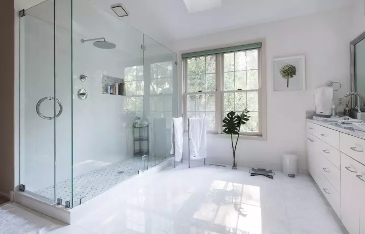 Thiết kế phòng tắm với vòi hoa sen (115 ảnh): Thiết kế một bồn tắm nhỏ với vòi hoa sen, phòng tắm thiết kế nội thất có máy giặt trong một ngôi nhà riêng 10181_4