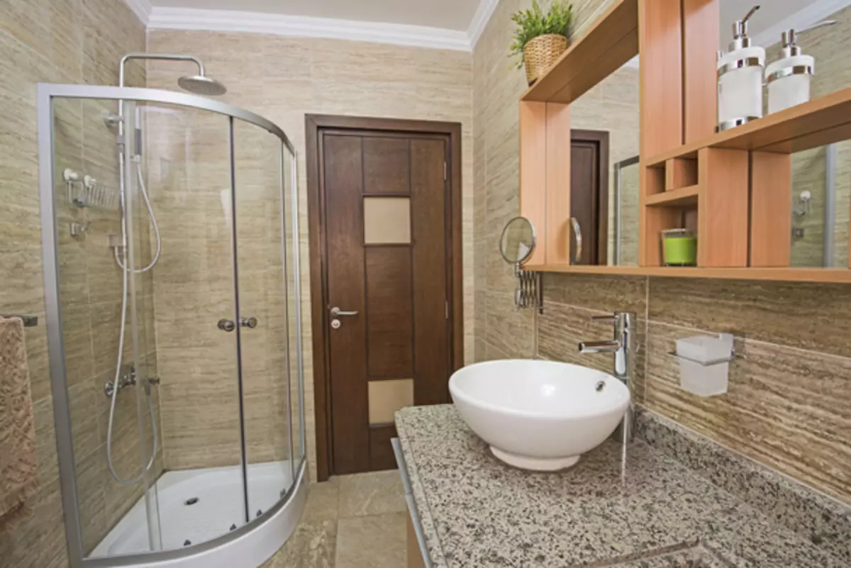 Thiết kế phòng tắm với vòi hoa sen (115 ảnh): Thiết kế một bồn tắm nhỏ với vòi hoa sen, phòng tắm thiết kế nội thất có máy giặt trong một ngôi nhà riêng 10181_47