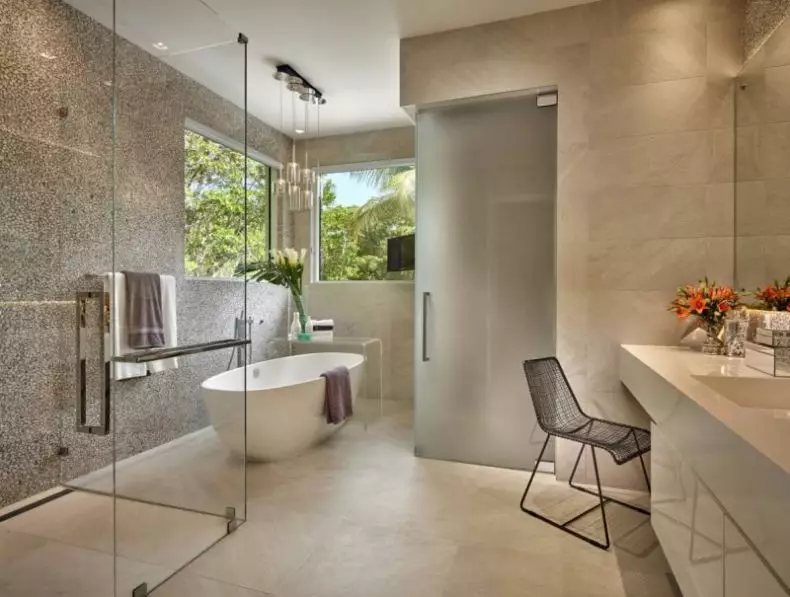 Thiết kế phòng tắm với vòi hoa sen (115 ảnh): Thiết kế một bồn tắm nhỏ với vòi hoa sen, phòng tắm thiết kế nội thất có máy giặt trong một ngôi nhà riêng 10181_79