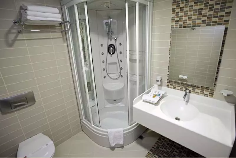 Thiết kế phòng tắm với vòi hoa sen (115 ảnh): Thiết kế một bồn tắm nhỏ với vòi hoa sen, phòng tắm thiết kế nội thất có máy giặt trong một ngôi nhà riêng 10181_8