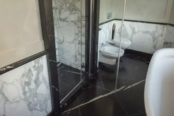 Kamar mandi marmer (98 foto): Mandi marmer dalam desain ruangan, kombinasi marmer putih dan kayu di kamar mandi, contoh interior 10185_27