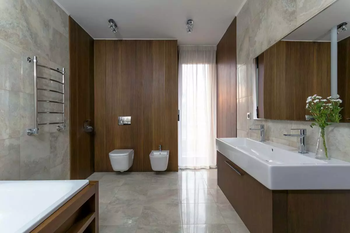 Kamar Mandi (98 foto): Mandi marmer ing desain ruangan, kombinasi marmer putih lan kayu ing kamar mandi, conto interior 10185_34