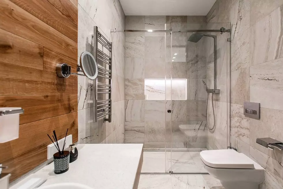 Kamar Mandi (98 foto): Mandi marmer ing desain ruangan, kombinasi marmer putih lan kayu ing kamar mandi, conto interior 10185_38