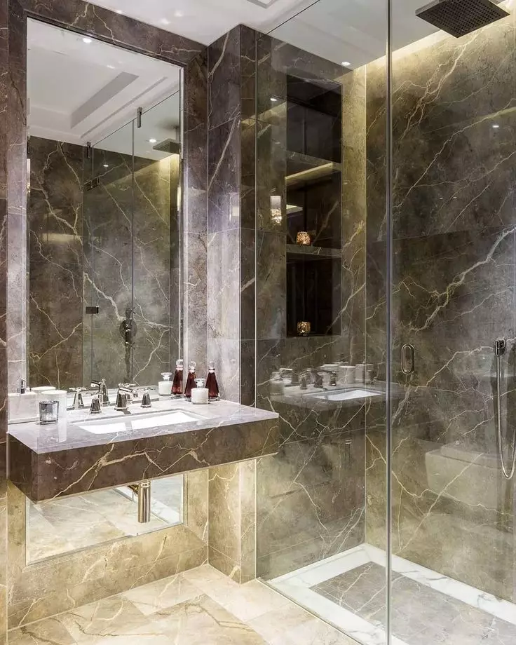 संगमरमर बाथरूम (98 फोटो): कमरे के डिजाइन में संगमरमर स्नान, बाथरूम में सफेद संगमरमर और लकड़ी के संयोजन, अंदरूनी के उदाहरण 10185_4