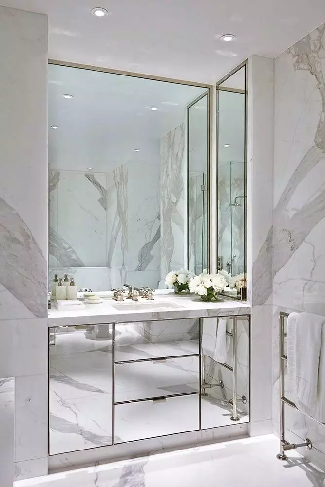 Kamar Mandi (98 foto): Mandi marmer ing desain ruangan, kombinasi marmer putih lan kayu ing kamar mandi, conto interior 10185_45