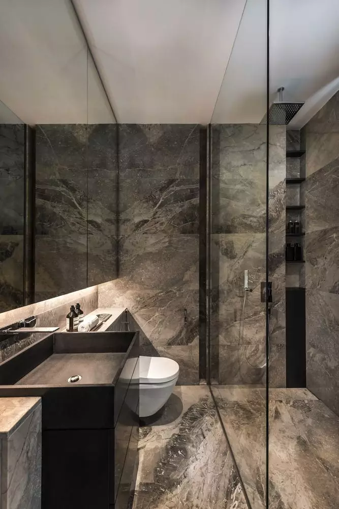 संगमरमर बाथरूम (98 फोटो): कमरे के डिजाइन में संगमरमर स्नान, बाथरूम में सफेद संगमरमर और लकड़ी के संयोजन, अंदरूनी के उदाहरण 10185_46