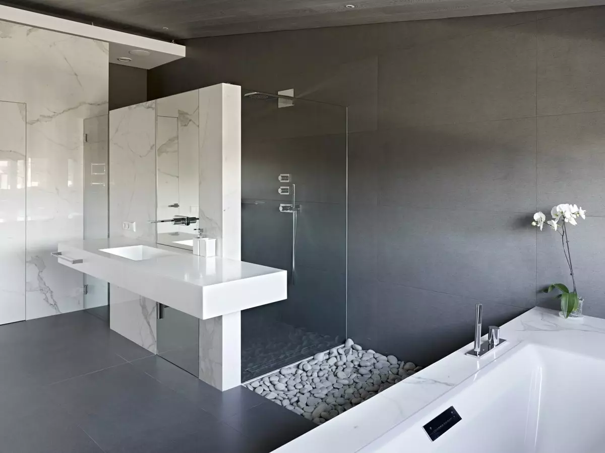 Kamar mandi marmer (98 foto): Mandi marmer dalam desain ruangan, kombinasi marmer putih dan kayu di kamar mandi, contoh interior 10185_67
