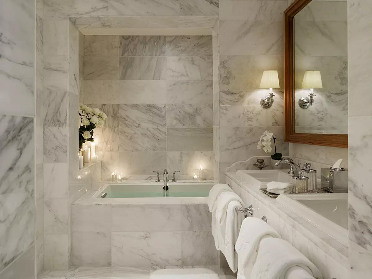 حمام سنگ مرمر (98 عکس): حمام سنگ مرمر در طراحی اتاق، ترکیبی از سنگ مرمر سفید و چوب در حمام، نمونه های داخلی 10185_7