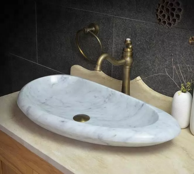 Kamar Mandi (98 foto): Mandi marmer ing desain ruangan, kombinasi marmer putih lan kayu ing kamar mandi, conto interior 10185_82