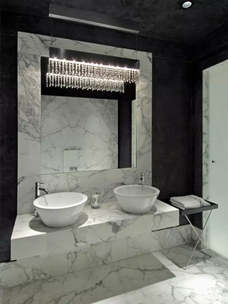 Kamar Mandi (98 foto): Mandi marmer ing desain ruangan, kombinasi marmer putih lan kayu ing kamar mandi, conto interior 10185_88