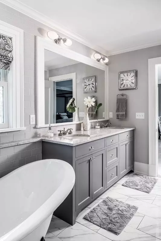 Szürke fürdőszoba (77 fotó): Szürke színű szoba kialakítása. Válasszon színt és stílusokat. A kék, rózsaszín, sárga és türkiz kombinációja. Példák a modern belső térre 10189_10