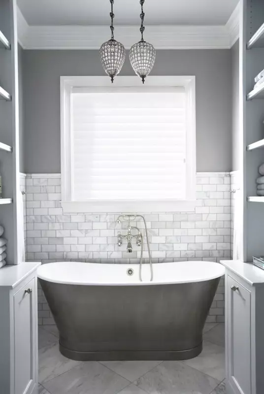 Szürke fürdőszoba (77 fotó): Szürke színű szoba kialakítása. Válasszon színt és stílusokat. A kék, rózsaszín, sárga és türkiz kombinációja. Példák a modern belső térre 10189_14