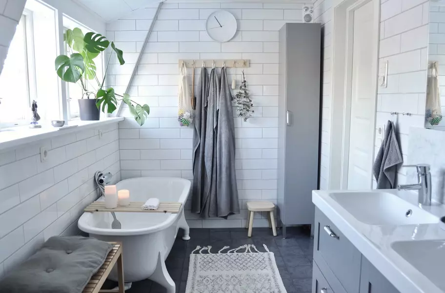 Szürke fürdőszoba (77 fotó): Szürke színű szoba kialakítása. Válasszon színt és stílusokat. A kék, rózsaszín, sárga és türkiz kombinációja. Példák a modern belső térre 10189_46