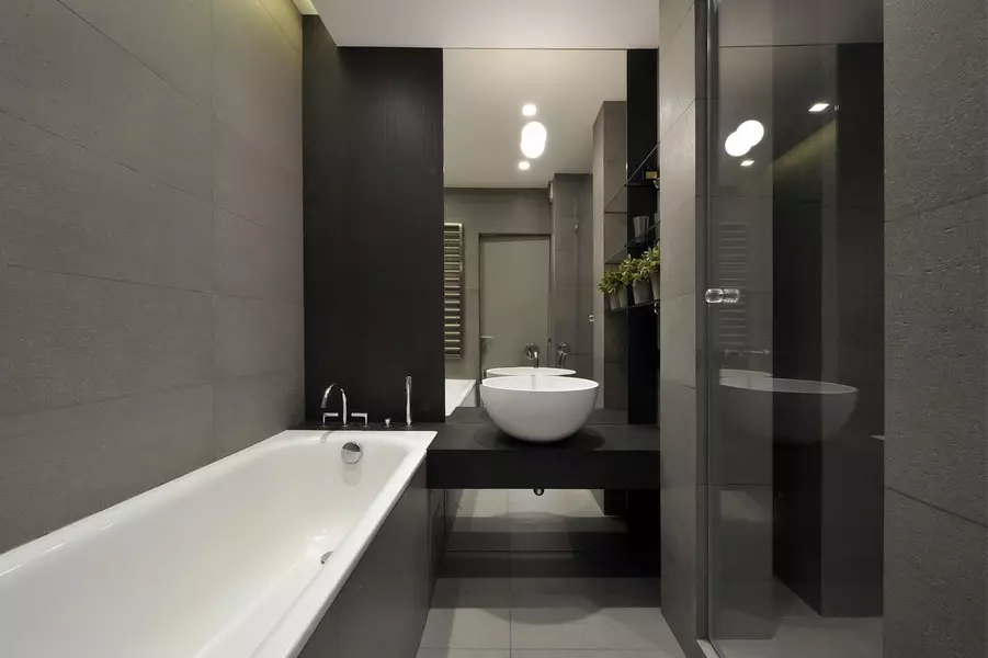 Szürke fürdőszoba (77 fotó): Szürke színű szoba kialakítása. Válasszon színt és stílusokat. A kék, rózsaszín, sárga és türkiz kombinációja. Példák a modern belső térre 10189_5