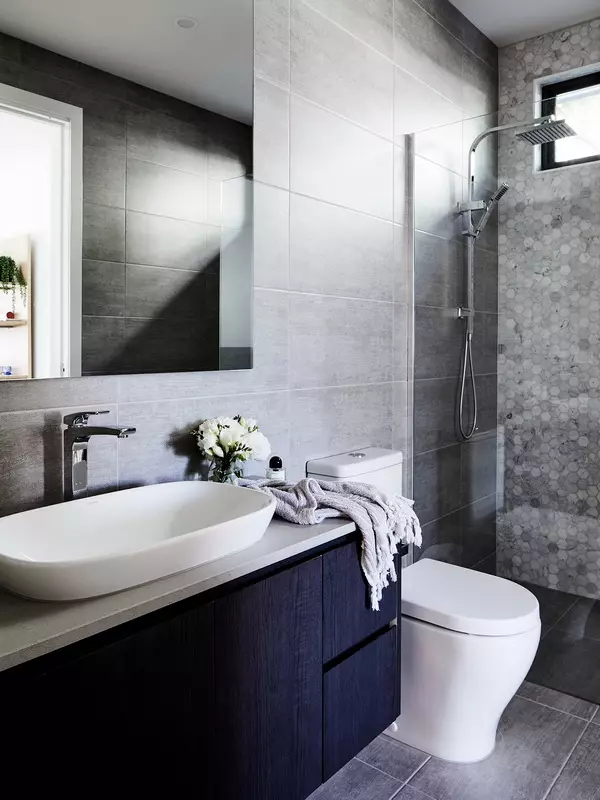 Сіра ванна (77 фото): дизайн кімнати в сірих тонах. Вибираємо колір і стиль. Поєднання блакитного, рожевого, жовтого і бірюзового. Приклади сучасного інтер'єру 10189_56
