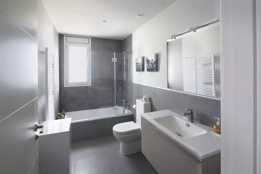Szürke fürdőszoba (77 fotó): Szürke színű szoba kialakítása. Válasszon színt és stílusokat. A kék, rózsaszín, sárga és türkiz kombinációja. Példák a modern belső térre 10189_6