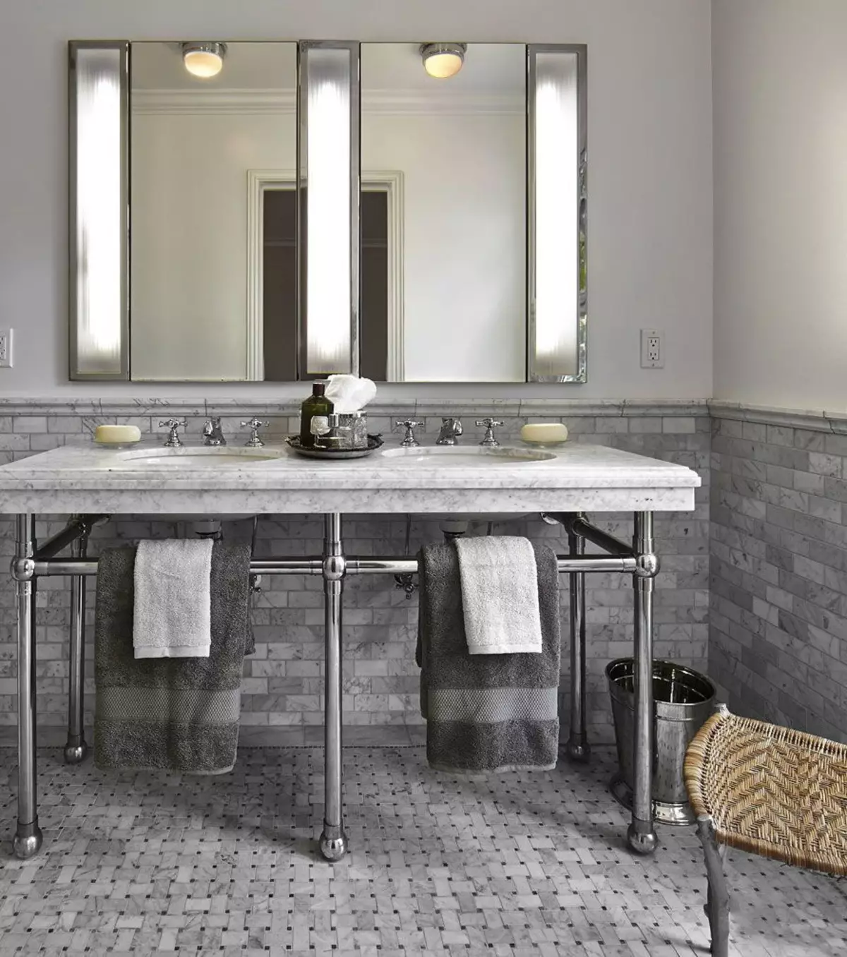 Сіра ванна (77 фото): дизайн кімнати в сірих тонах. Вибираємо колір і стиль. Поєднання блакитного, рожевого, жовтого і бірюзового. Приклади сучасного інтер'єру 10189_60