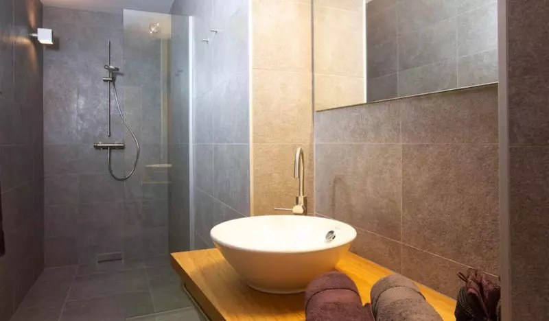 Обшивка на банята (106 снимки): Опции. Как да се разделят стените? Избор на довършителни материали: сайдинг, PVC, облицовка и други видове 10190_11