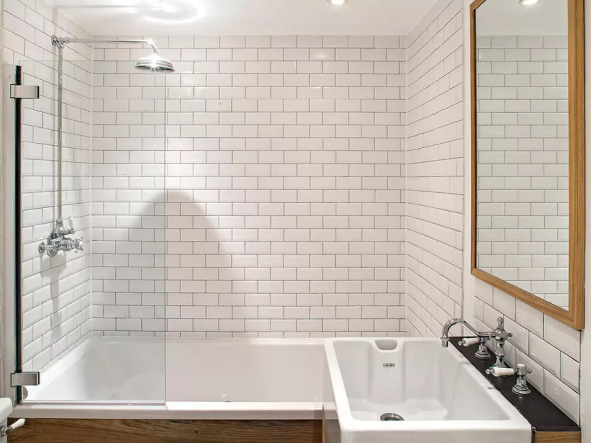 Обшивка на банята (106 снимки): Опции. Как да се разделят стените? Избор на довършителни материали: сайдинг, PVC, облицовка и други видове 10190_25