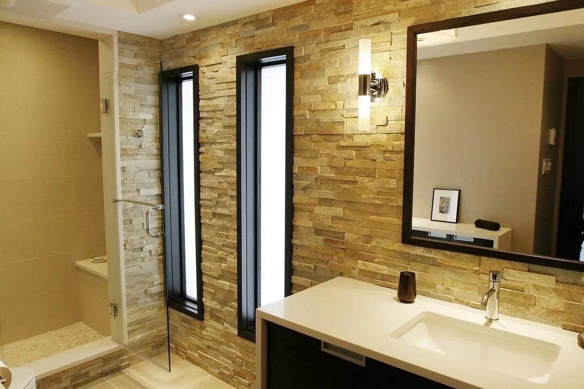Обшивка на банята (106 снимки): Опции. Как да се разделят стените? Избор на довършителни материали: сайдинг, PVC, облицовка и други видове 10190_36