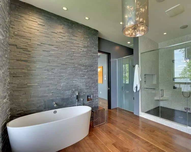 Обшивка на банята (106 снимки): Опции. Как да се разделят стените? Избор на довършителни материали: сайдинг, PVC, облицовка и други видове 10190_37