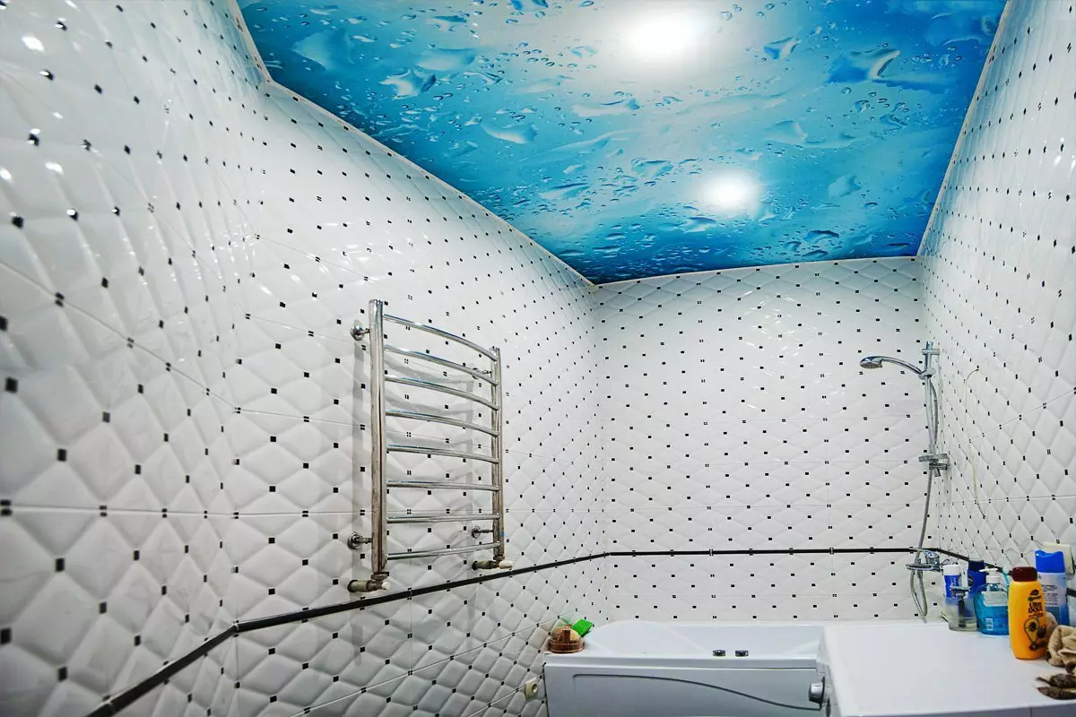 Обшивка на банята (106 снимки): Опции. Как да се разделят стените? Избор на довършителни материали: сайдинг, PVC, облицовка и други видове 10190_46