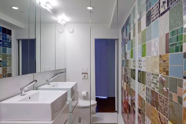 Обшивка на банята (106 снимки): Опции. Как да се разделят стените? Избор на довършителни материали: сайдинг, PVC, облицовка и други видове 10190_54