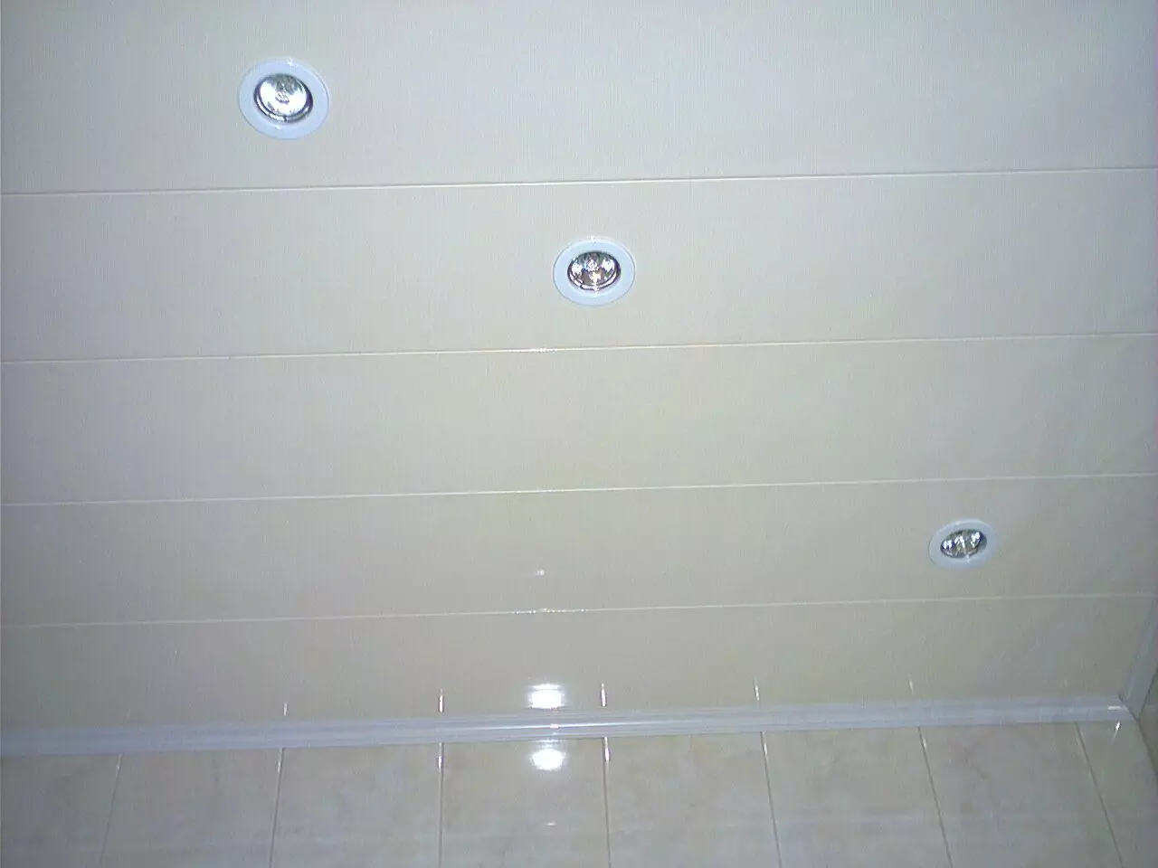 Обшивка на банята (106 снимки): Опции. Как да се разделят стените? Избор на довършителни материали: сайдинг, PVC, облицовка и други видове 10190_60