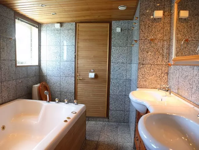 Обшивка на банята (106 снимки): Опции. Как да се разделят стените? Избор на довършителни материали: сайдинг, PVC, облицовка и други видове 10190_70