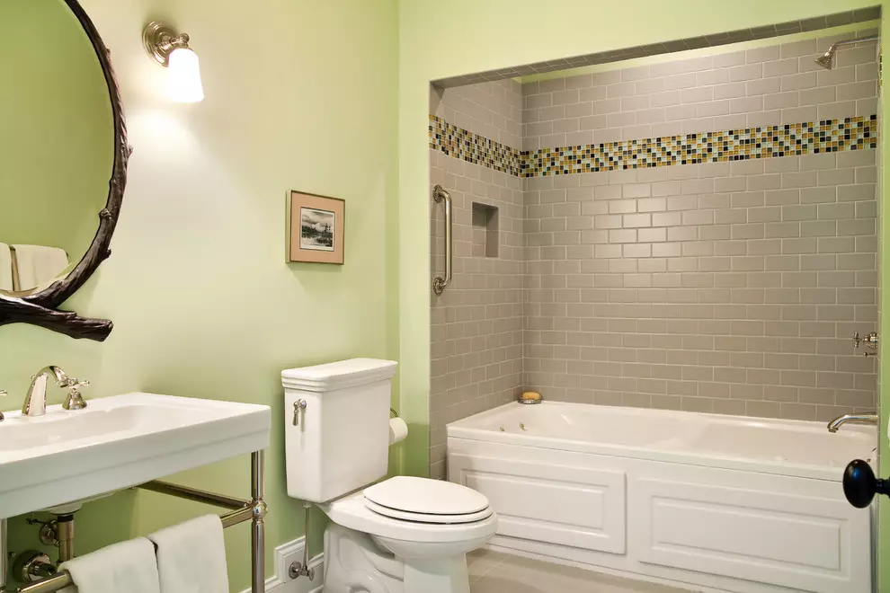 Обшивка на банята (106 снимки): Опции. Как да се разделят стените? Избор на довършителни материали: сайдинг, PVC, облицовка и други видове 10190_82