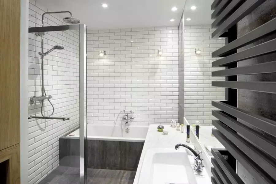Обшивка на банята (106 снимки): Опции. Как да се разделят стените? Избор на довършителни материали: сайдинг, PVC, облицовка и други видове 10190_83