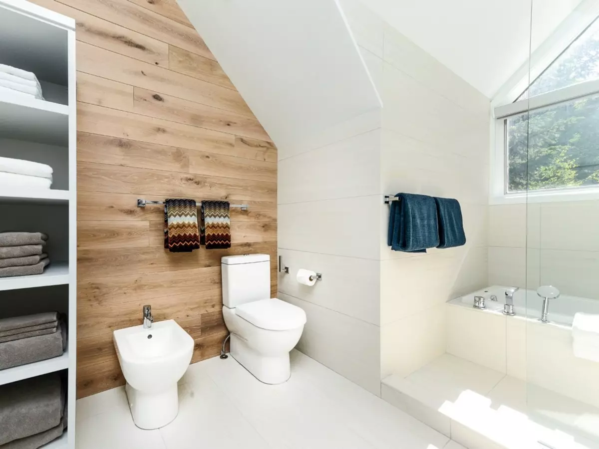 Обшивка на банята (106 снимки): Опции. Как да се разделят стените? Избор на довършителни материали: сайдинг, PVC, облицовка и други видове 10190_89