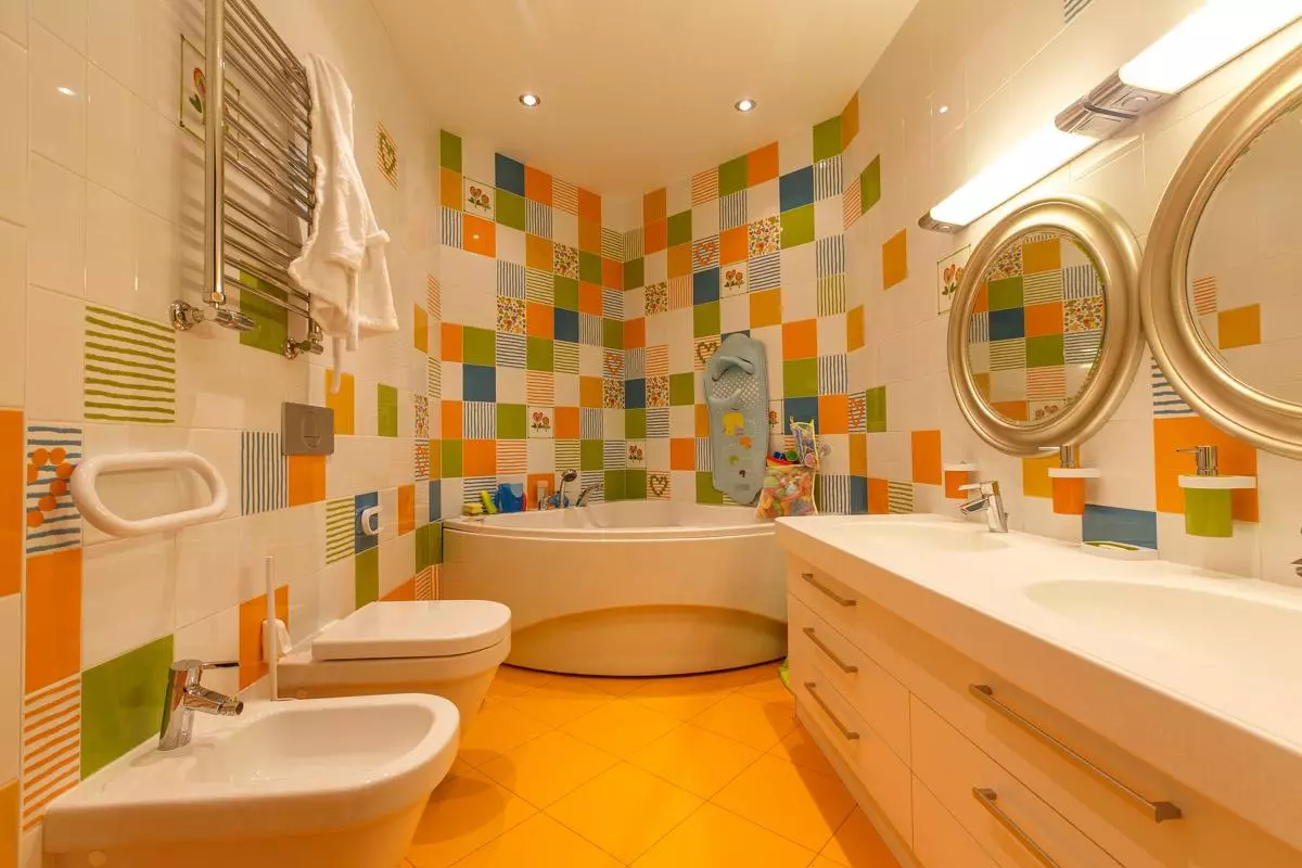Обшивка на банята (106 снимки): Опции. Как да се разделят стените? Избор на довършителни материали: сайдинг, PVC, облицовка и други видове 10190_98