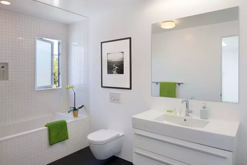 白色浴室（84张照片）：白色色调的房间设计，具有明亮的口音。现代室内设计想法有插入物的小的白色卫生间 10191_11