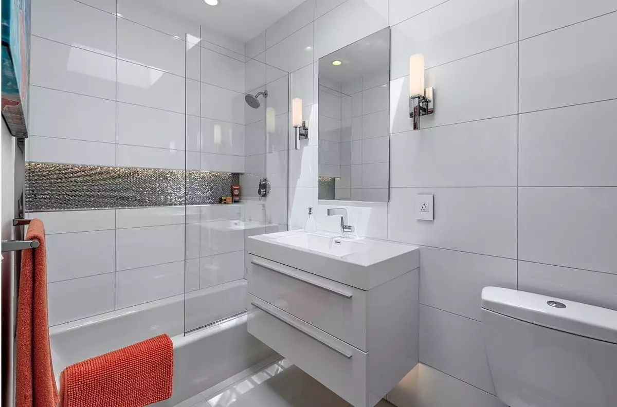Salle de bain blanche (84 photos): design de chambre dans des tons blancs avec des accents lumineux. Idées de design d'intérieur modernes Petite salle de bain blanche avec inserts 10191_13