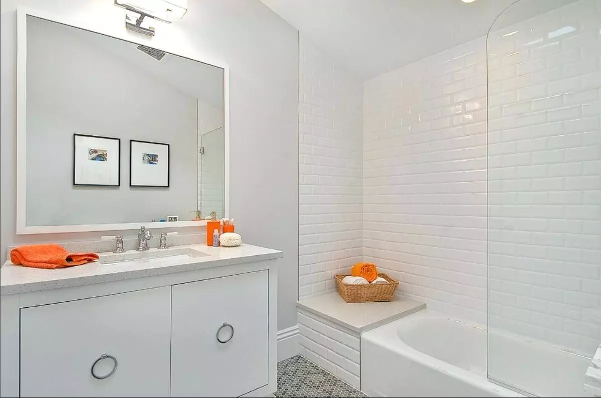 Fehér fürdőszoba (84 fotó): Szoba kialakítása fehér árnyalatokban, fényes ékezetekkel. Modern belsőépítészeti ötletek kis fehér fürdőszoba betétekkel 10191_14