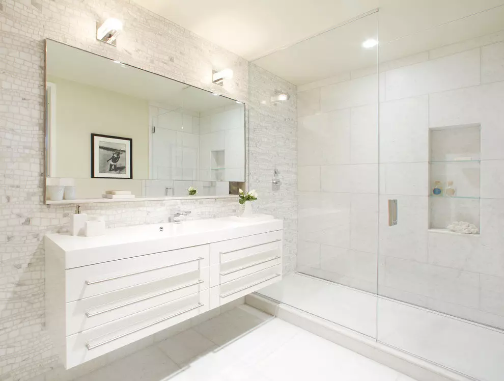 Fehér fürdőszoba (84 fotó): Szoba kialakítása fehér árnyalatokban, fényes ékezetekkel. Modern belsőépítészeti ötletek kis fehér fürdőszoba betétekkel 10191_15