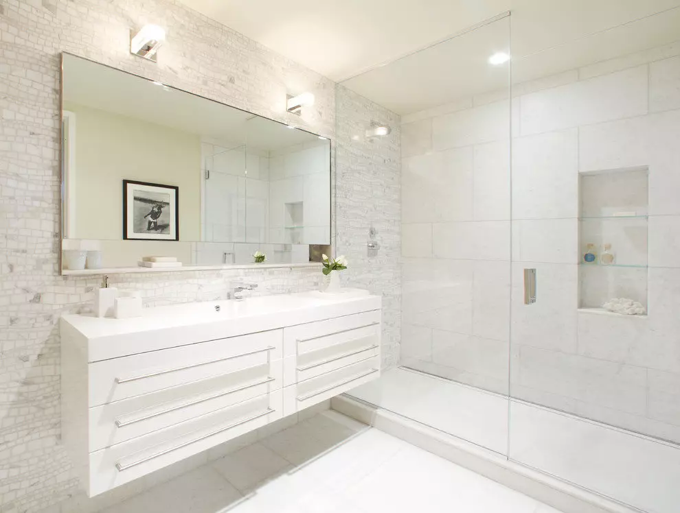 White banyo (84 mga larawan): disenyo ng kuwarto sa puting tono na may maliwanag na accent. Modern Interior Design Ideas maliit na puting banyo na may pagsingit 10191_15